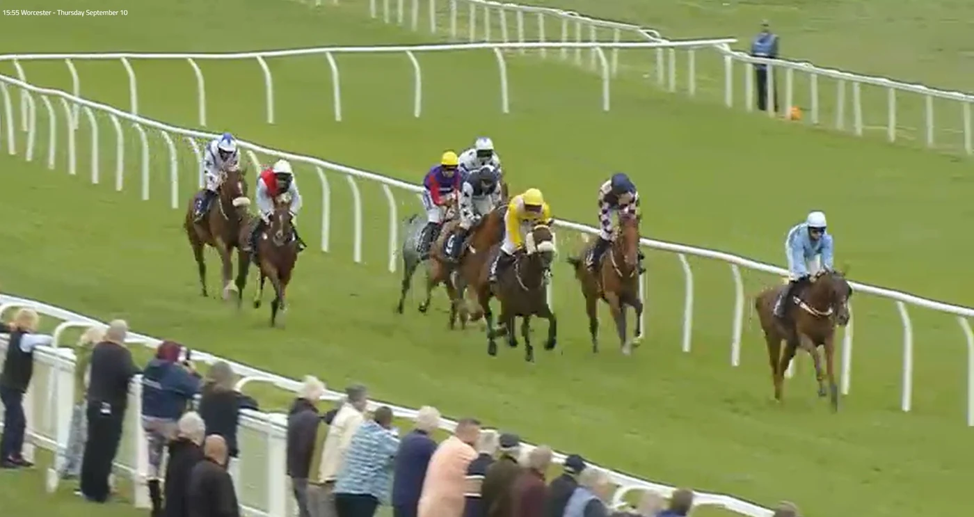 The main group of runners in the 3:55 at Worcester racing up the centre of the track towards the line